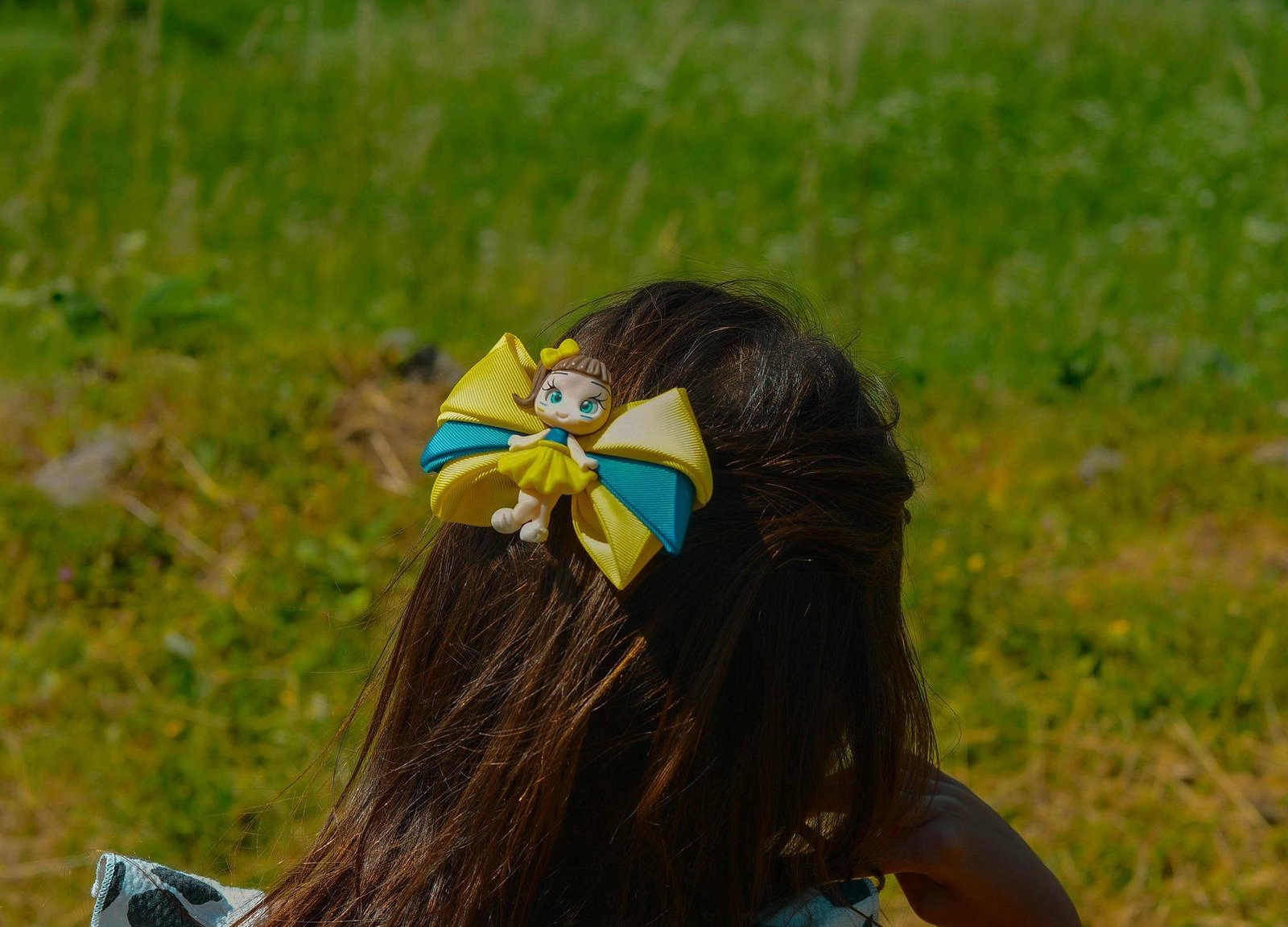 Illustration showing woman struggling with frizzy hair under humid conditions