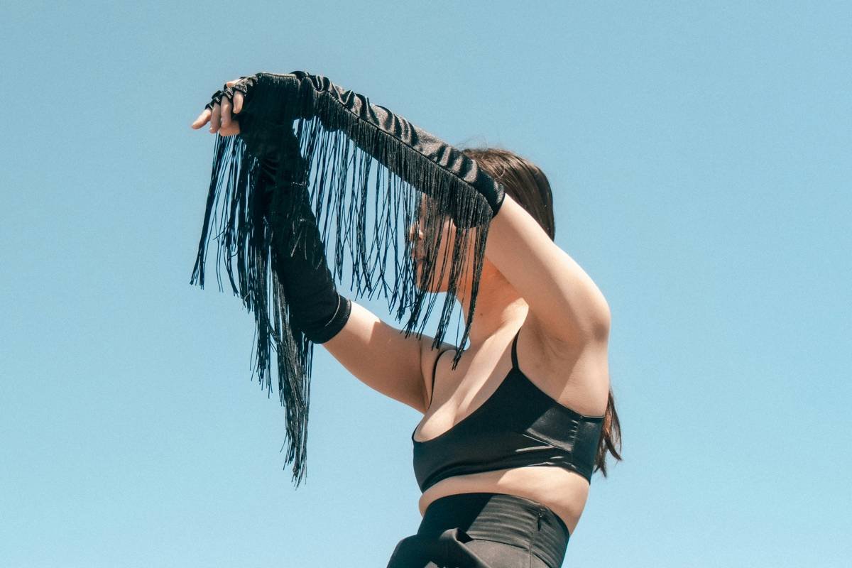 Infographic showing different steps to create a secure and comfortable workout hairstyle