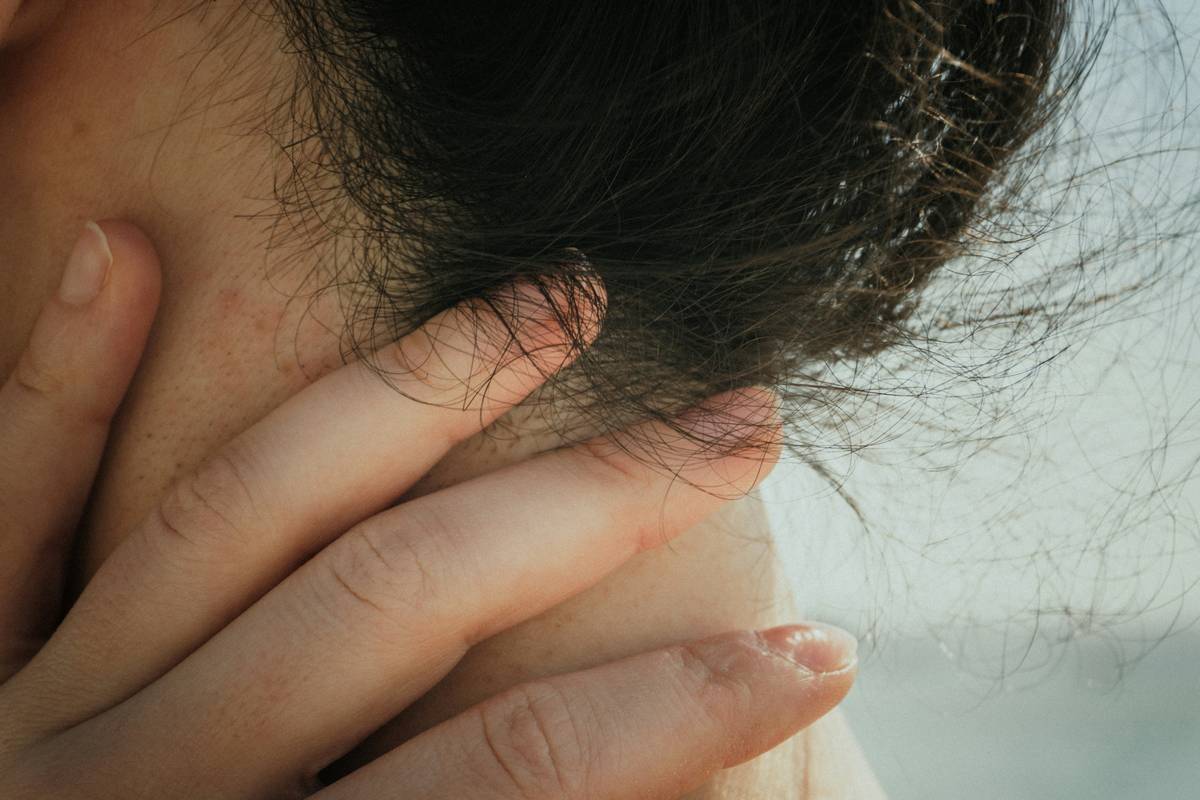 Illustration showing signs of damaged hair due to tight ponytails