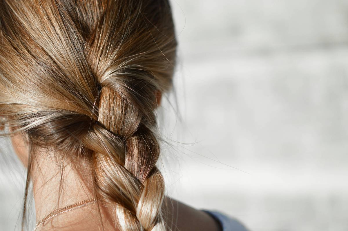 Infographic showing comparison of hair breakage rates: tight ponytail vs. loose braid vs. hair yoga method. Includes stats on sweat pH impact on scalp health.