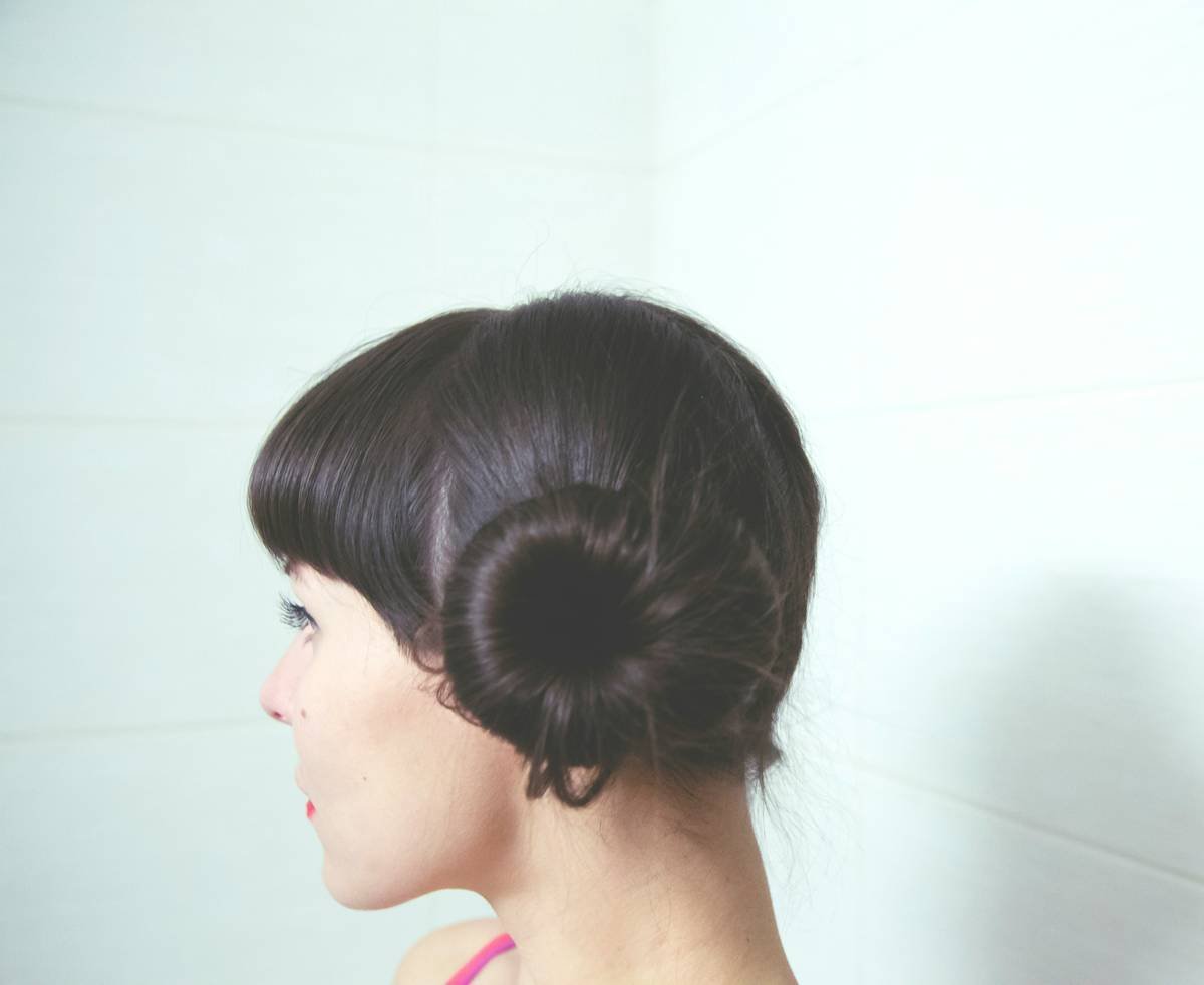 Side-by-side comparison: traditional rubber band vs. spiral elastic updo product showing tension distribution on hair strands during yoga pose