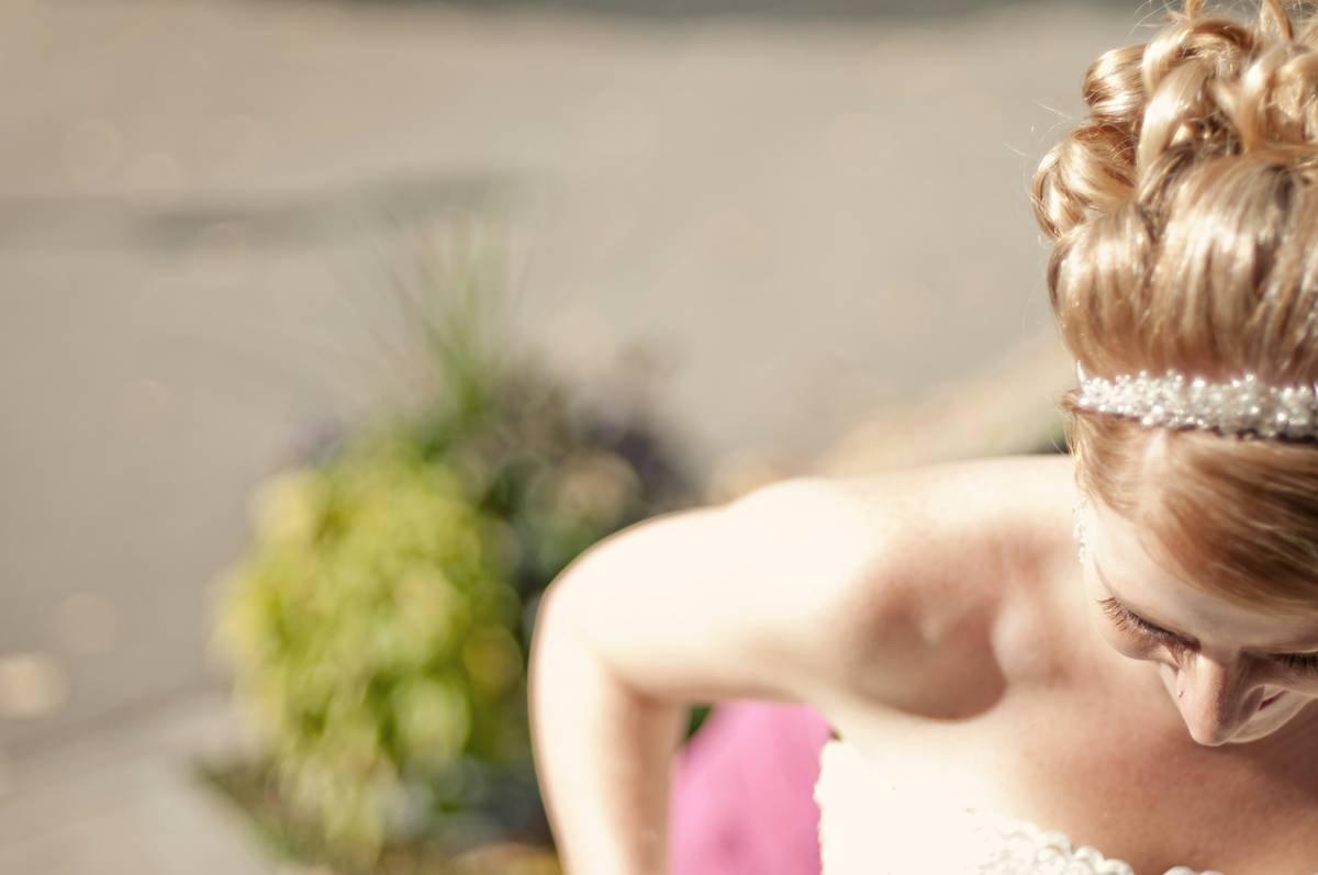 Bride wearing pearl headband