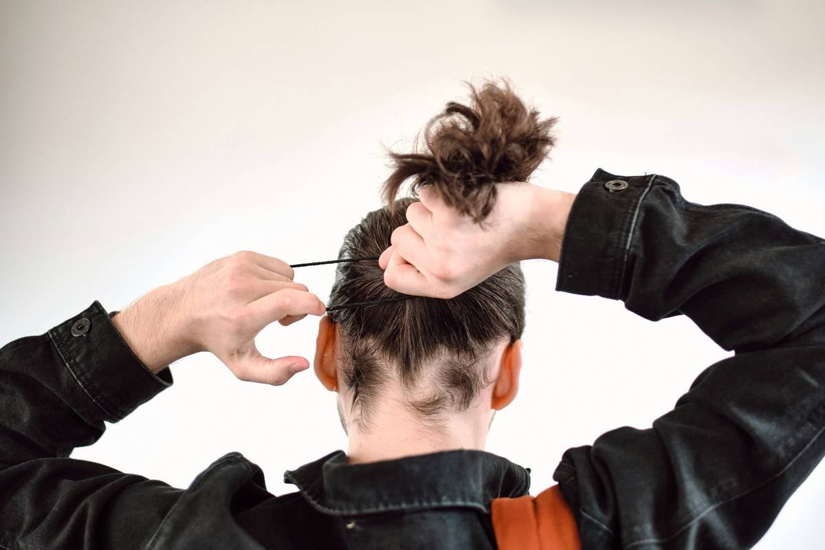 Diagram showing common updo failure points: loose crown, slipping nape, broken bobby pins at stress angles