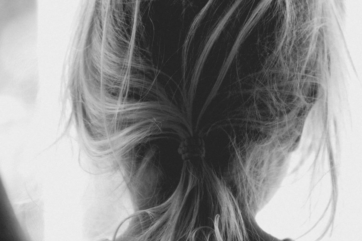 Diagram showing scalp tension points from traditional vs. stretchy hair ties during yoga poses