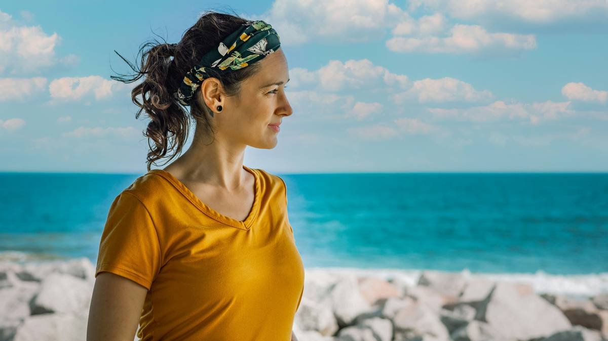 Infographic showing common gym hair mistakes vs. expert-approved solutions for yoga practitioners