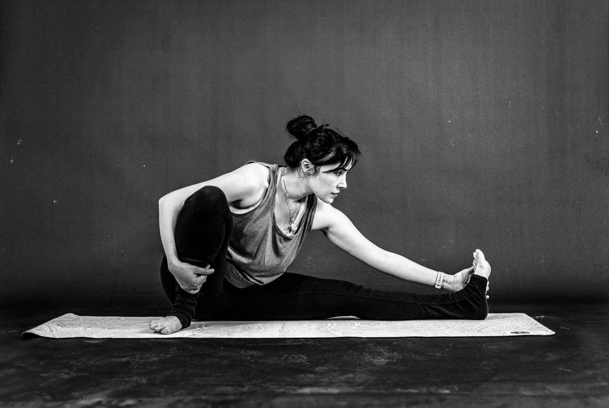 Infographic showing increased hair follicle tension during high-impact exercise with tight ponytails vs. hair yoga styles