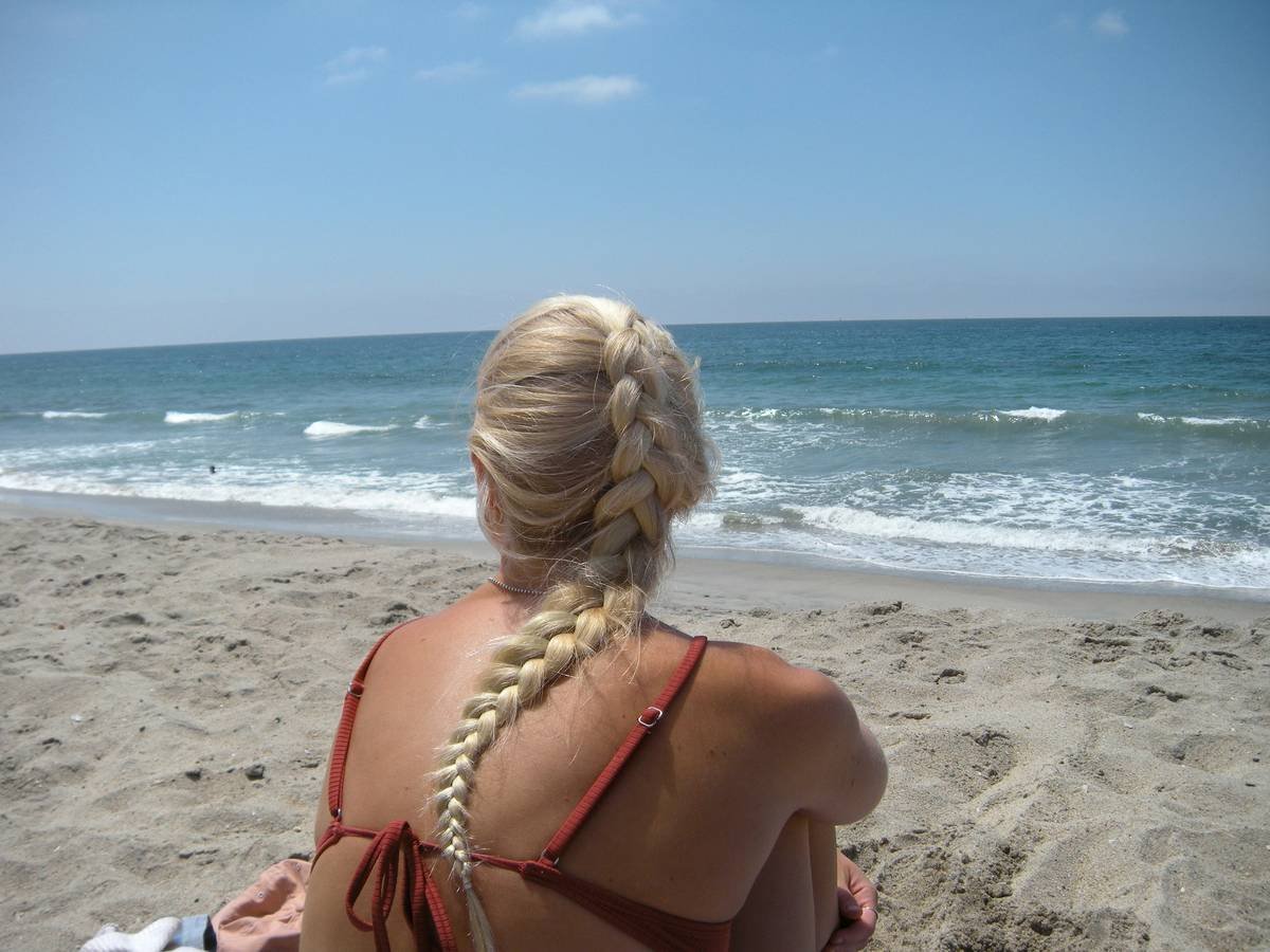 Step-by-step diagram showing tension distribution in a fitness hair yoga braid vs. a regular ponytail