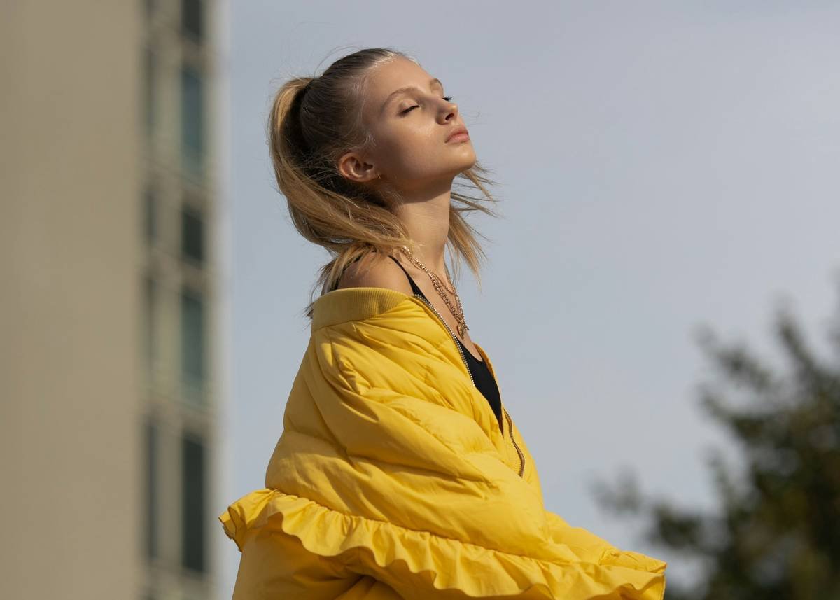 The Fitness Hair Trend 2025: How “Hair Yoga” Is Redefining Sweat-Proof Style