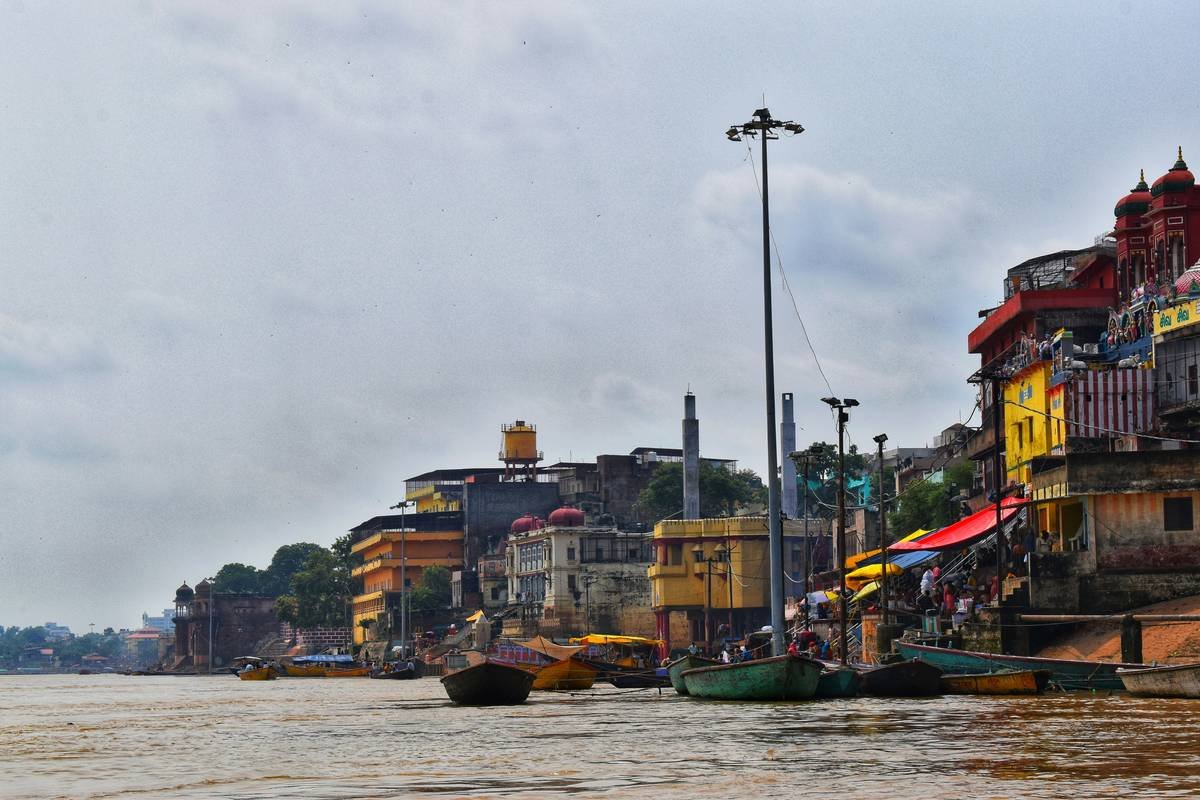 The Leaning Temple of Kashi built on this Ghat and the burning of logs by the eternal fire creates a death stillness, so attractive that Manikarnika has earned a rightful place as one of the mysterious places of the world.