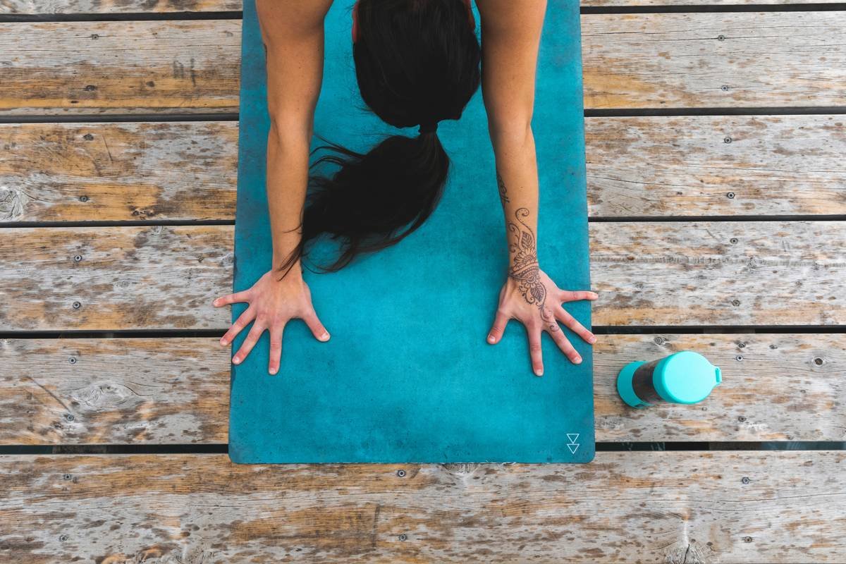 Infographic showing hair strain points during yoga poses vs. distributed tension in athletic hair yoga styles